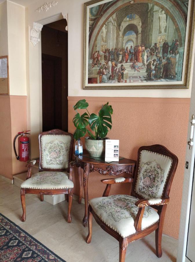 Xenia Palace Luxury Apartments เนอาวรัสนา ภายนอก รูปภาพ