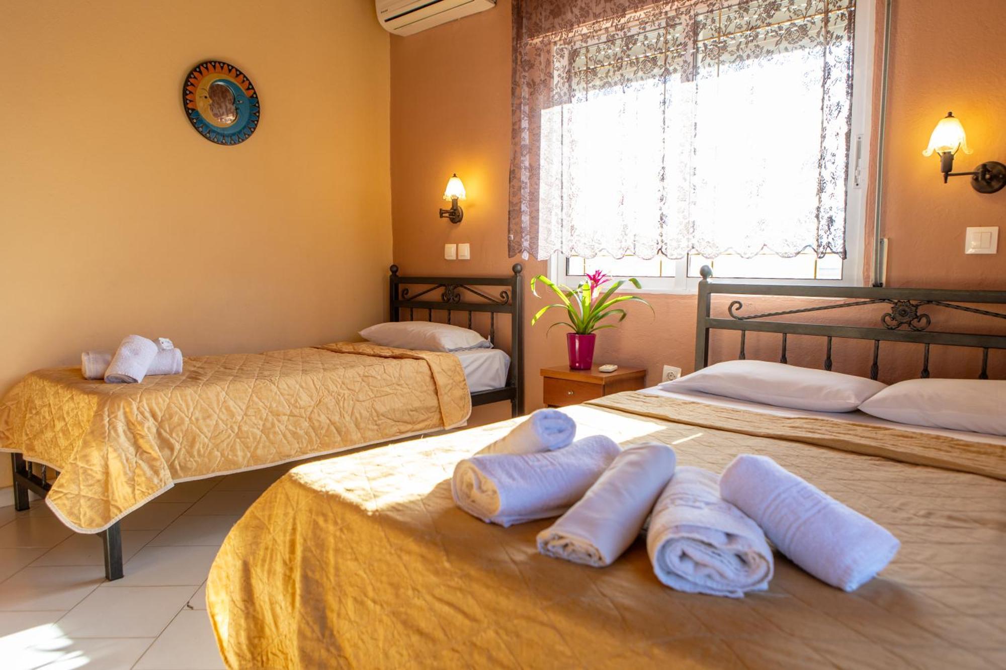Xenia Palace Luxury Apartments เนอาวรัสนา ภายนอก รูปภาพ