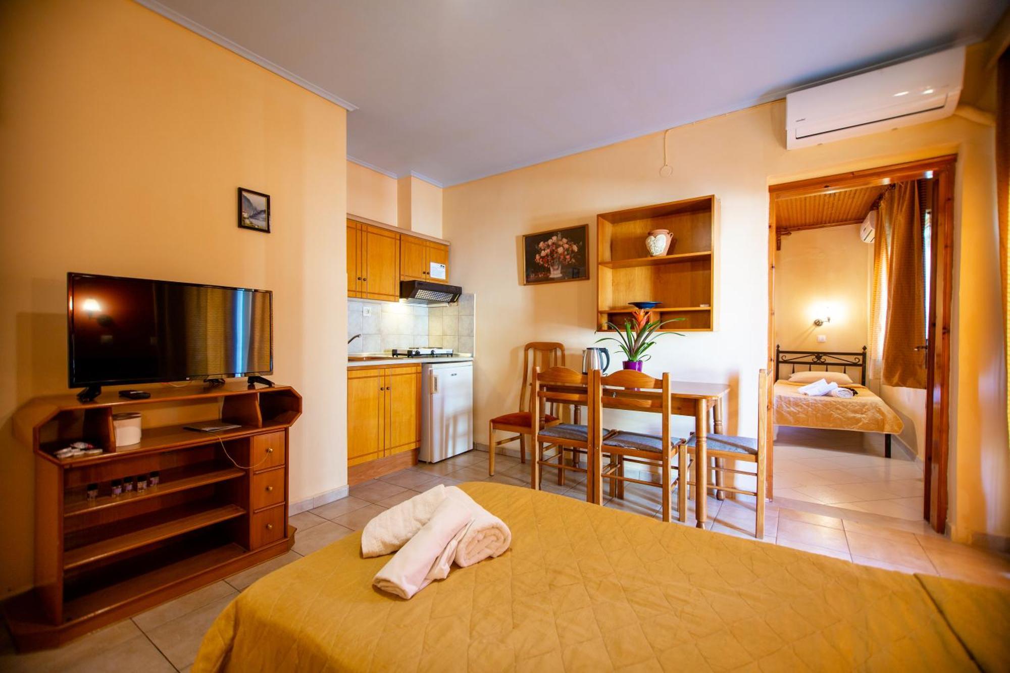 Xenia Palace Luxury Apartments เนอาวรัสนา ภายนอก รูปภาพ