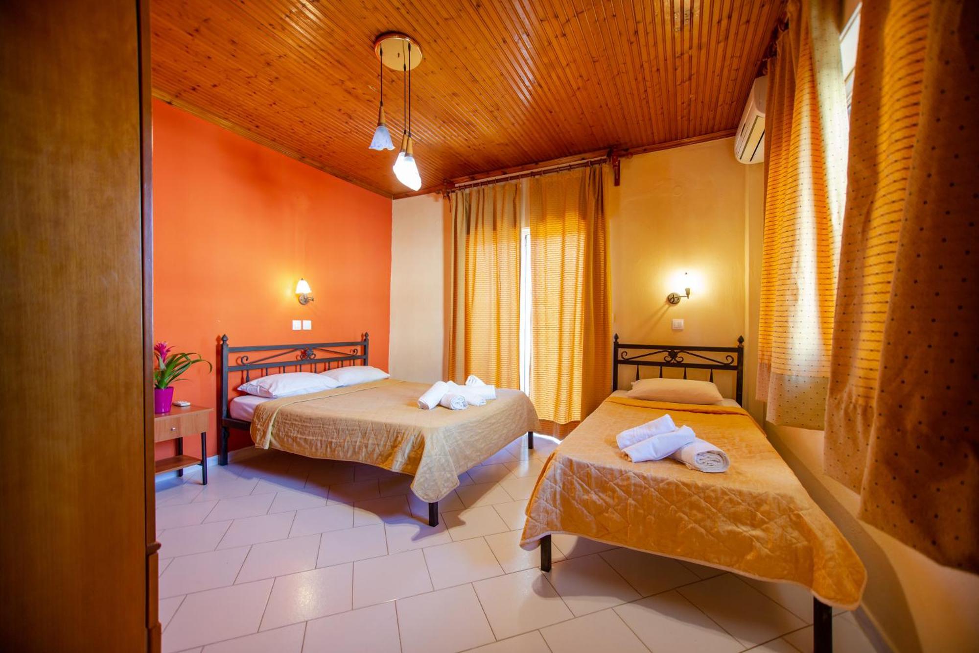 Xenia Palace Luxury Apartments เนอาวรัสนา ภายนอก รูปภาพ