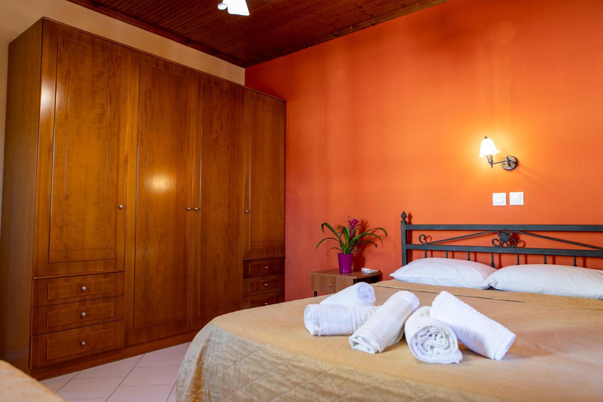 Xenia Palace Luxury Apartments เนอาวรัสนา ภายนอก รูปภาพ